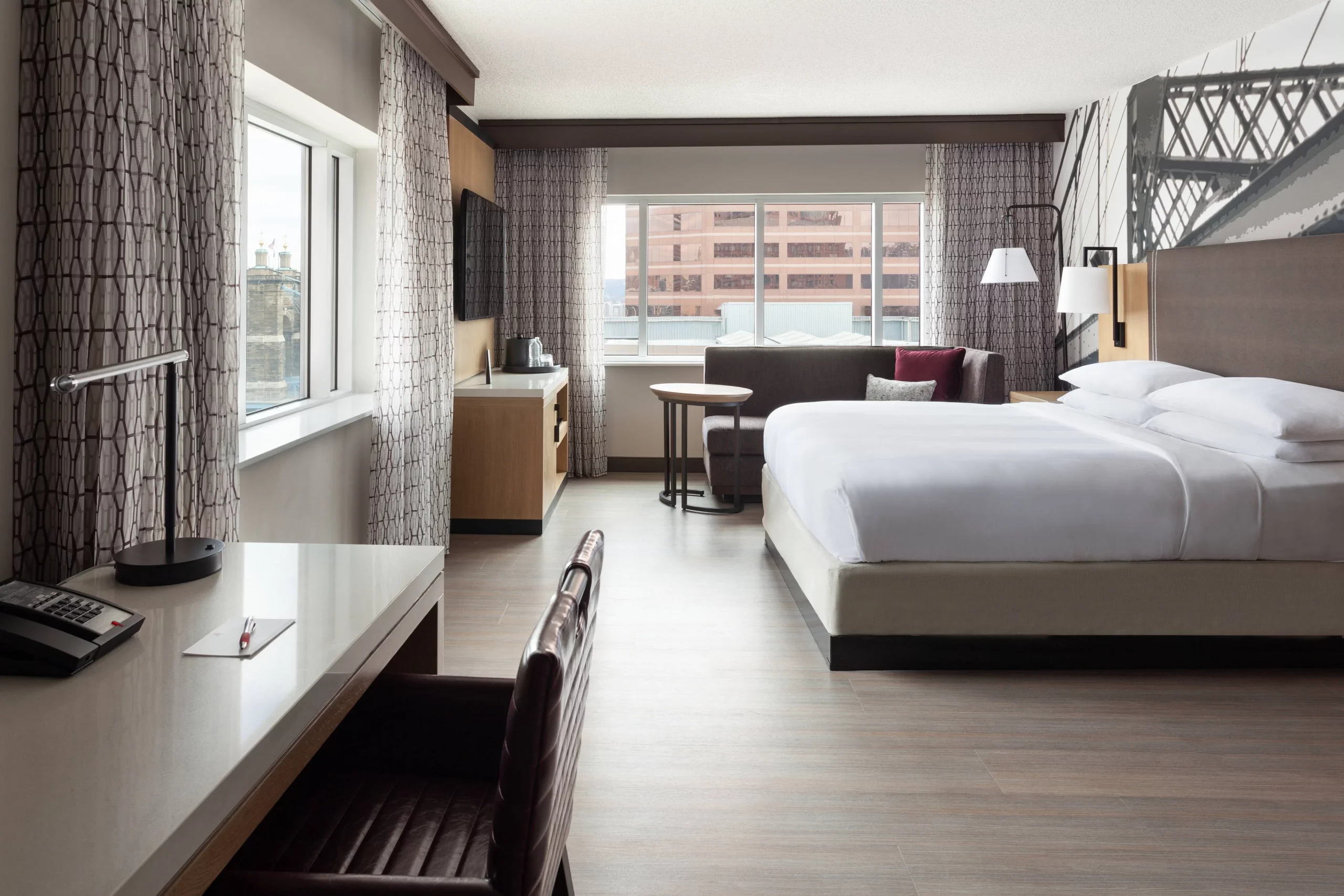 guest rooms at Cincinnati Marriott at RiverCenter