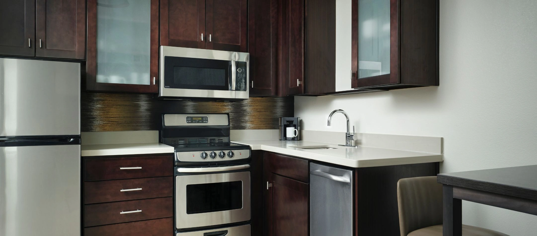 A kitchenette in a guest room at a Broomfield, CO hotel