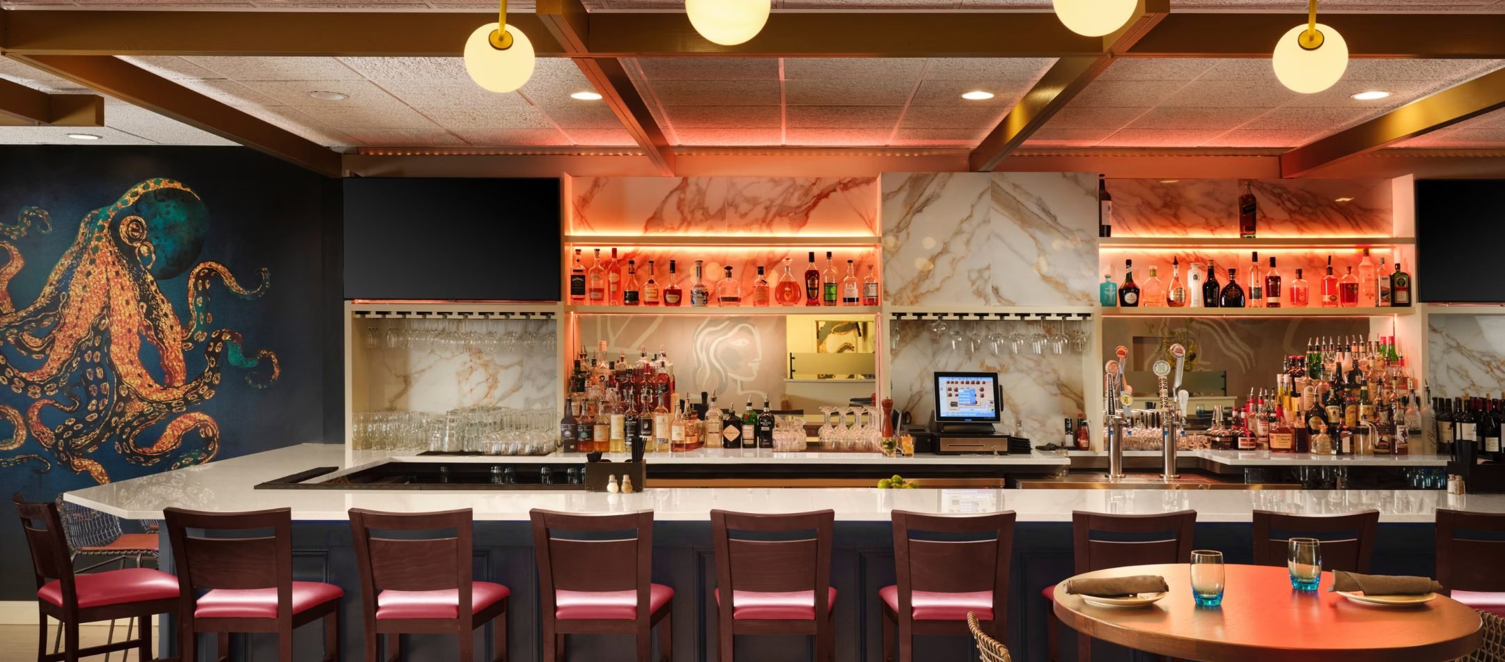 The bar at Holiday Inn & Suites Boston-Peabody