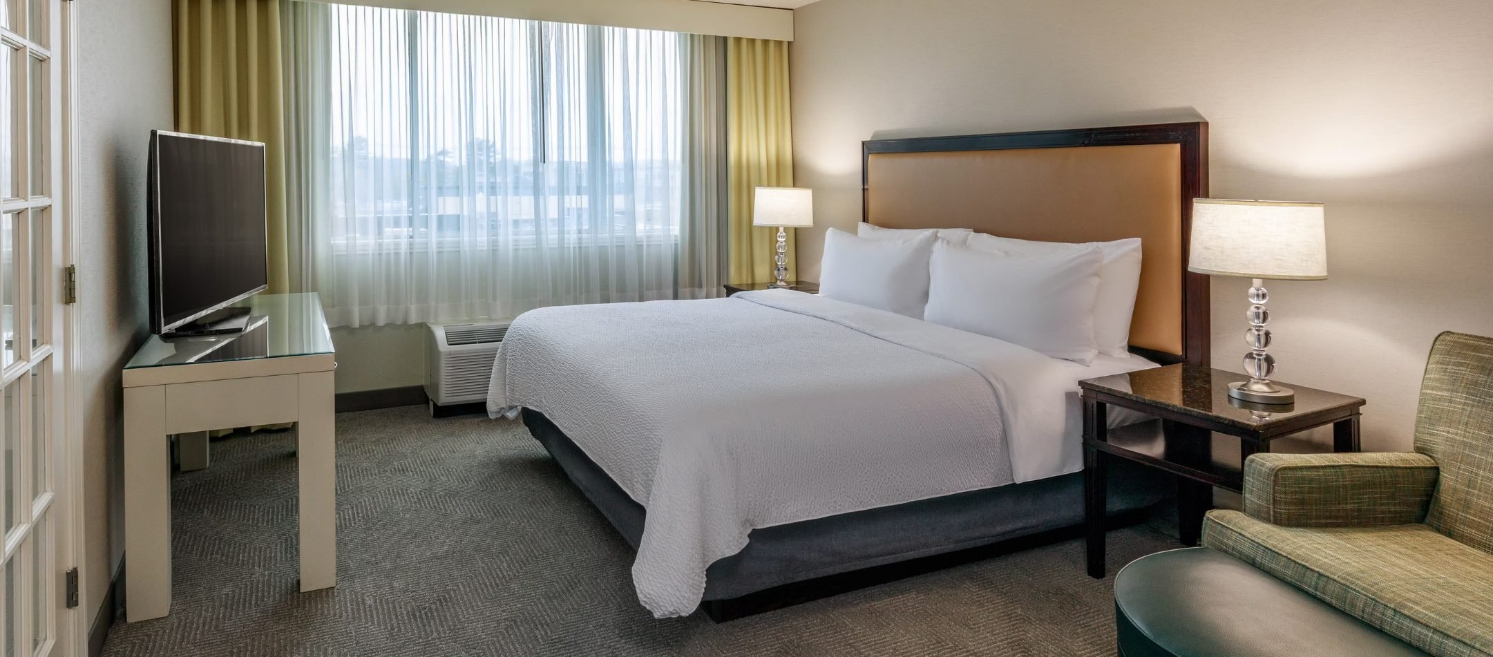 A guest bed at Holiday Inn & Suites Boston-Peabody