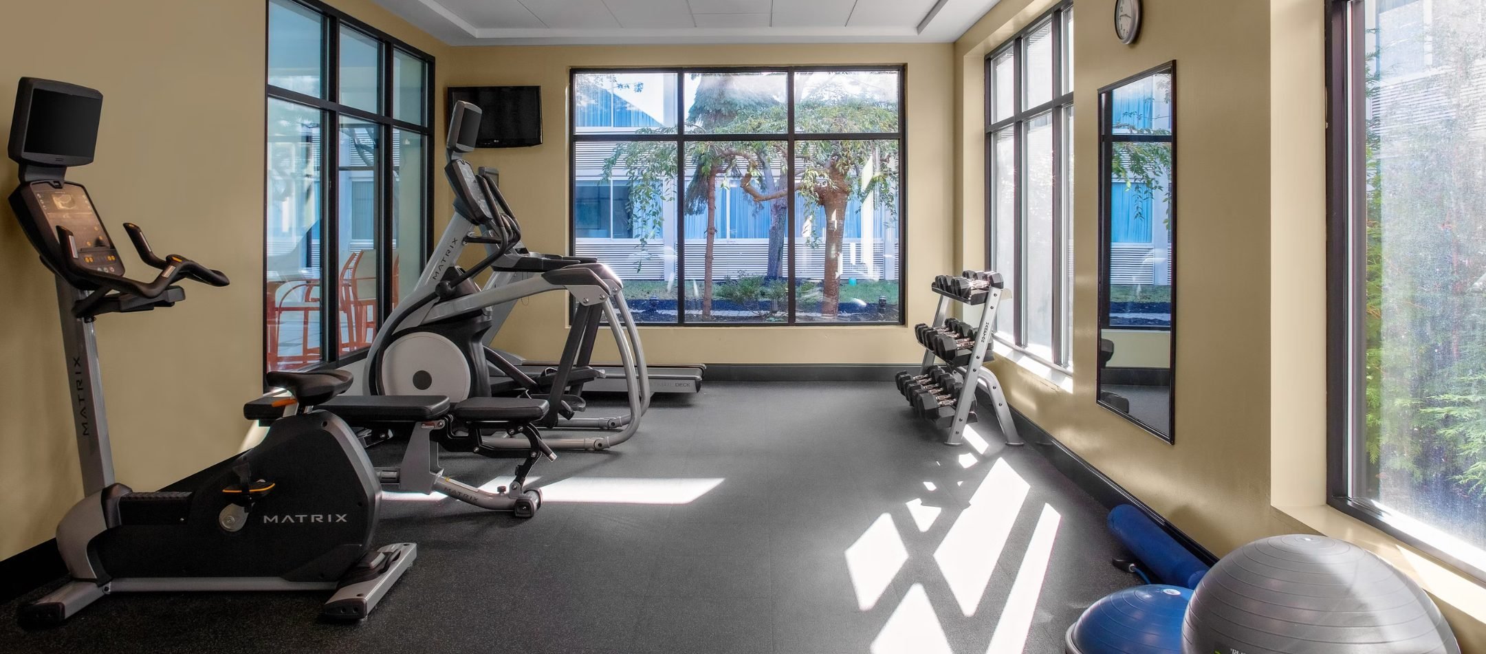 The fitness room at Holiday Inn & Suites Boston-Peabody